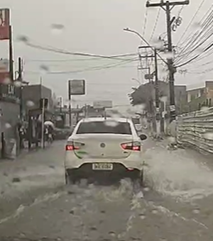 [Vídeo] Chuvas intensas deixam pontos de Maceió alagados