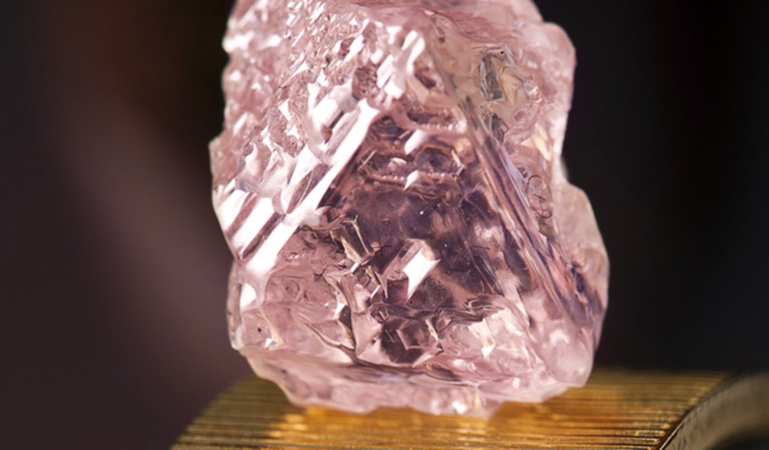 Mineradora anuncia descoberta de diamante rosa de quase 13 quilates