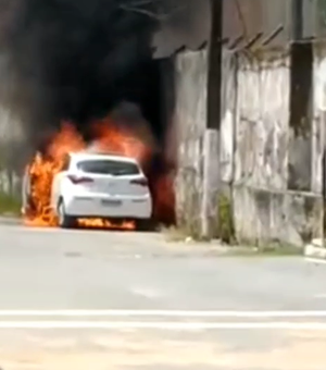 Carro é visto pegando fogo no bairro de Fernão Velho em Maceió