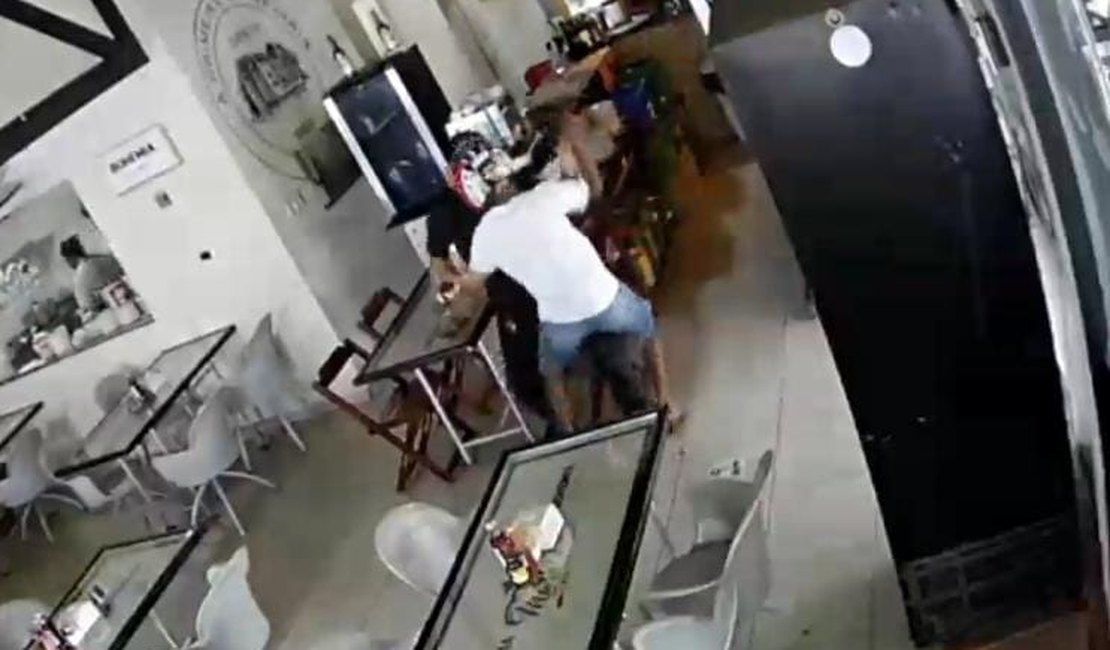 Criminosos são flagrados assaltando garçom em restaurante na Jatiúca