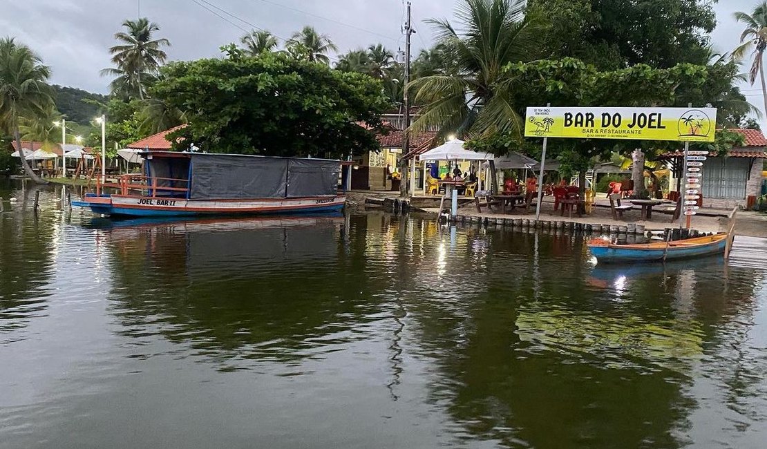 Pescadores realizam protesto na Lagoa Mundaú neste domingo (26)