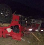 Caminhão capota e motorista acaba morto na BR-101, em Pilar