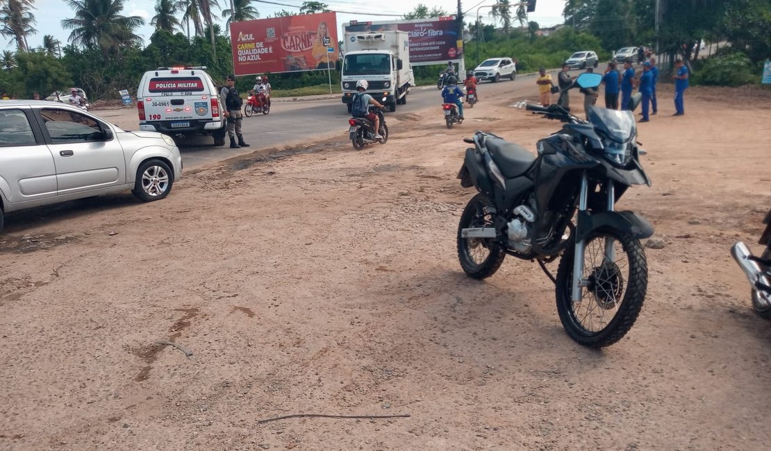 [Vídeo] Motociclista fica ferido após colidir contra caminhão que fazia conversão irregular em Arapiraca