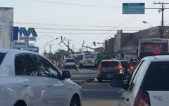Postes caem sobre veículos no Barro Duro 