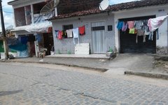 Casas na Rua Granja Conceição estão 'enfeitadas' com garrafas