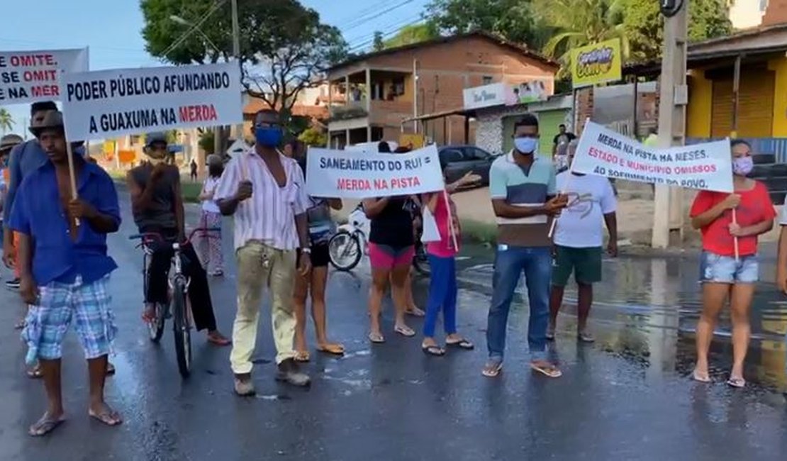 Moradores protestam contra esgoto à céu aberto  na AL-101 Norte, em Guaxuma