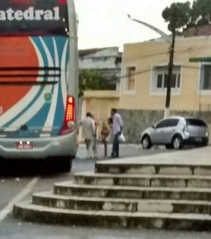 Ônibus é interceptado por criminosos e passageiros são assaltados