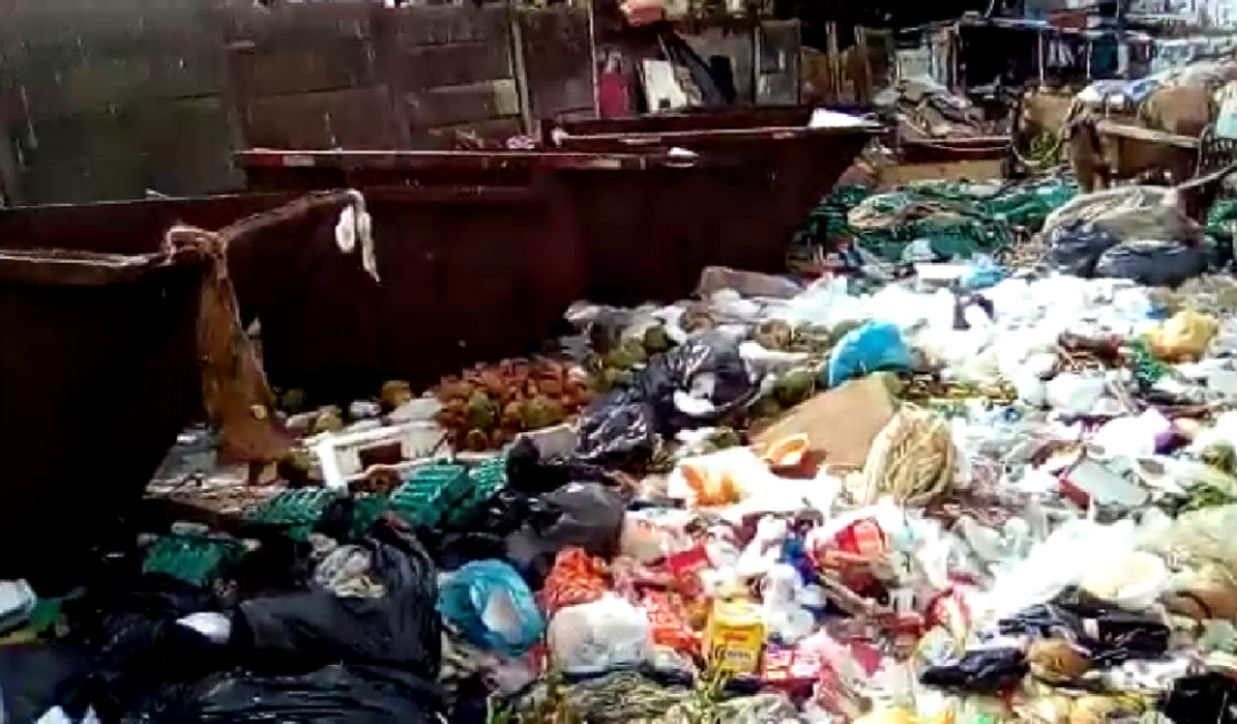 Gari flagra toneladas de lixo fora de contêineres no Tabuleiro