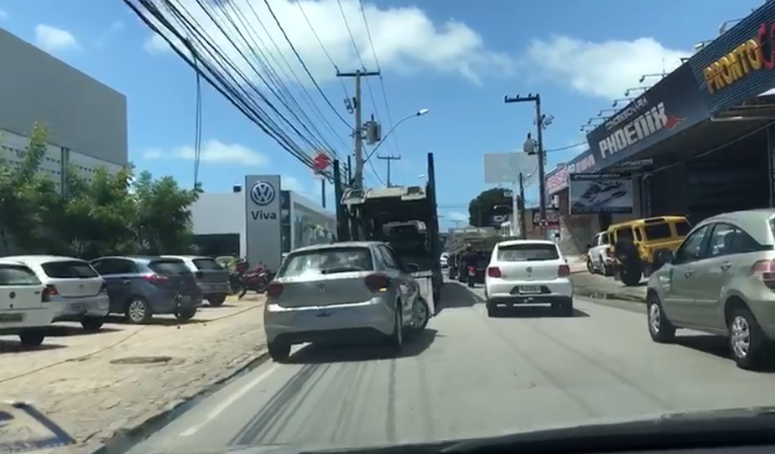 Vídeo mostra cegonha descarregando carros em local proibido e atrapalhando trânsito