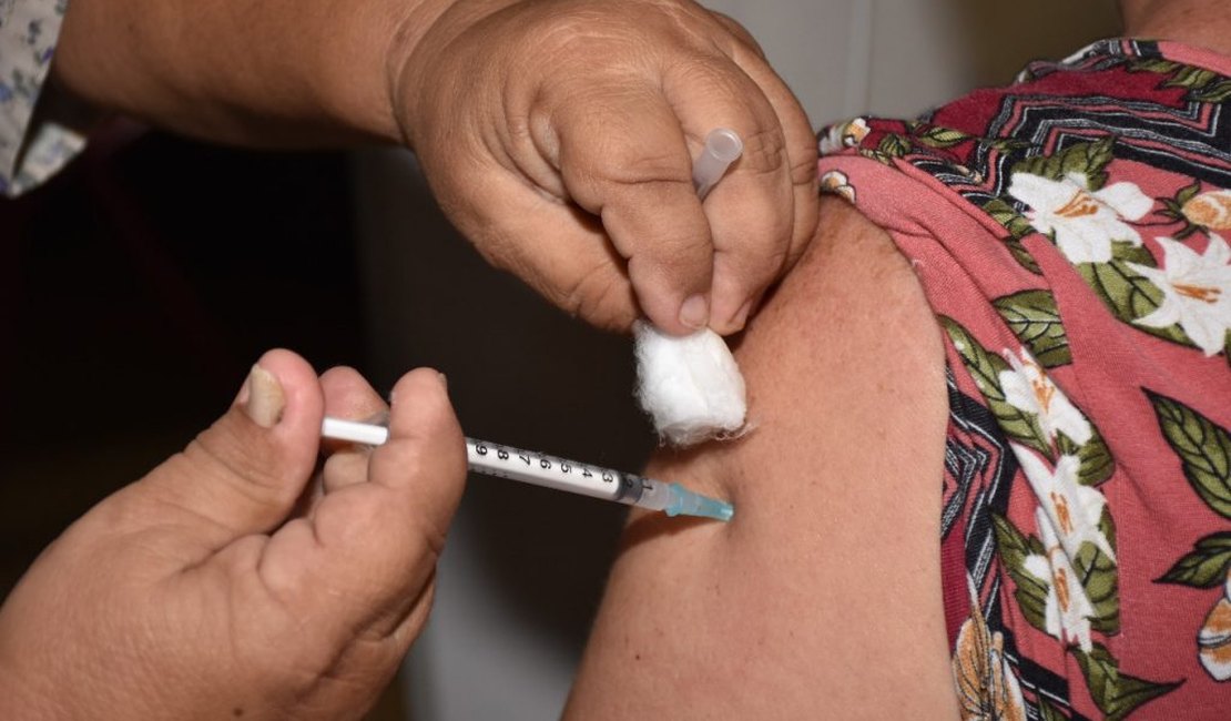 Equipes levam imunização contra influenza para idosos acamados em casa