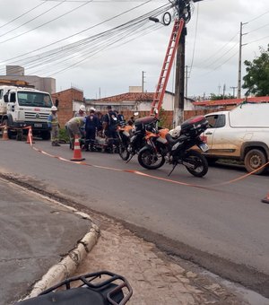 [Vídeo] Funcionário da Equatorial é socorrido após levar descarga elétrica enquanto trabalhava em Arapiraca