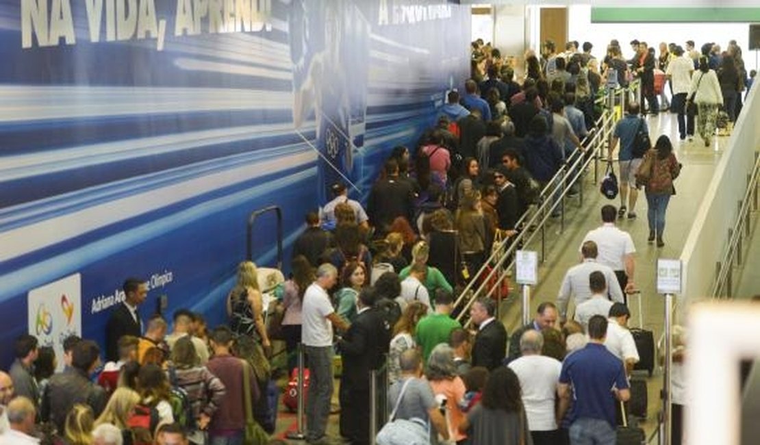 Aeroportos ainda registram fila de espera na área de inspeção de bagagens