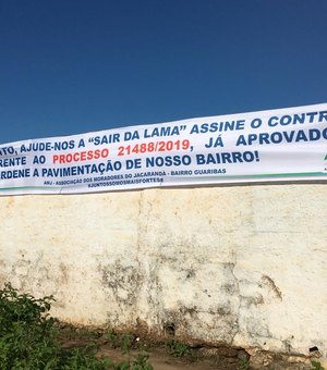 [Vídeo] Moradores colocam faixas pedindo socorro para “sair da lama” em Arapiraca