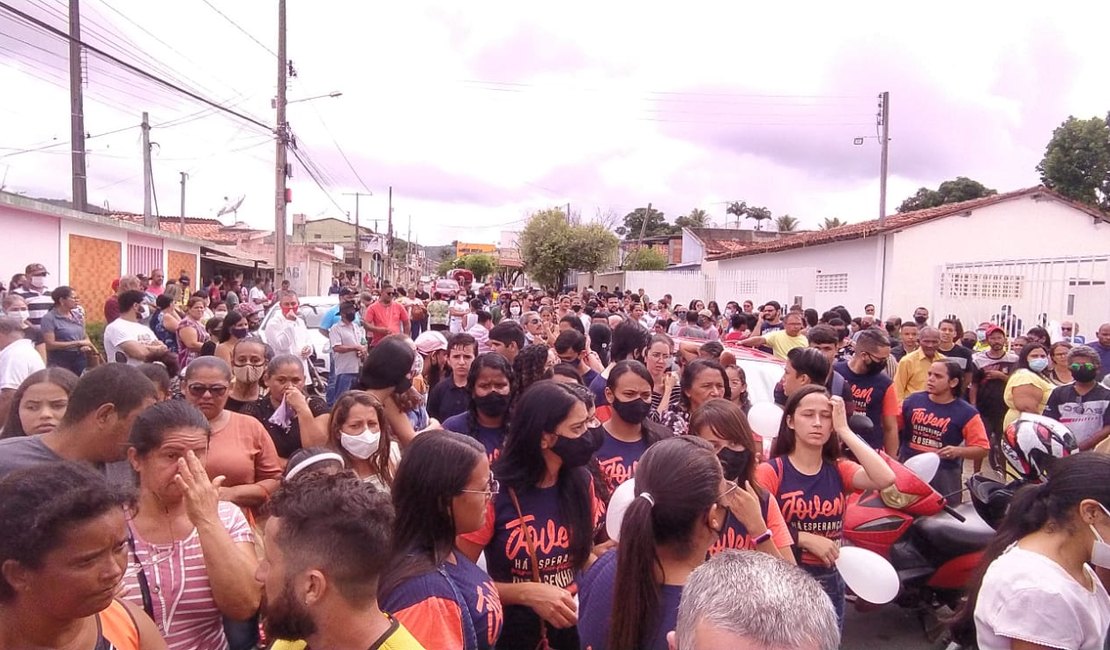 Centenas de pessoas e muita comoção marcam sepultamento do corpo de Nubielle em Palmeira