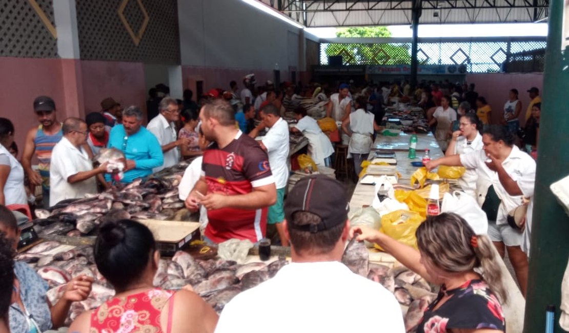 Após liberação das feiras livres, arapiraquenses se aglomeram para comprar peixes