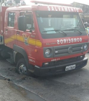 Após cumprir ocorrência, carro do Corpo de Bombeiros 'afunda' no asfalto em Arapiraca