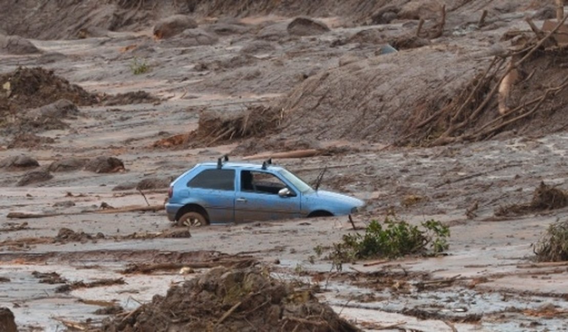 Samarco aceita indenizar 28 famílias por prejuízos após estouro de barragem em MG