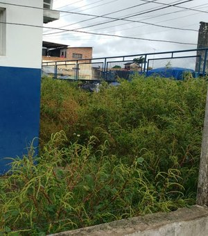 Centro de Saúde de Arapiraca está tomado pelo mato