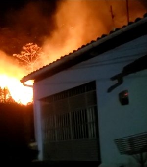 [Vídeo] Incêndio chega perto da Igreja Matriz de Porto de Pedras