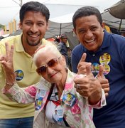 Júlio Cezar e Rodrigo Cunha visitam a feira livre de Arapiraca