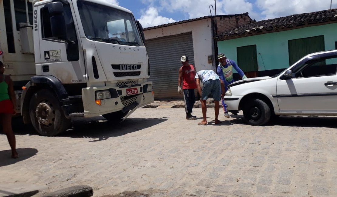 Caminhão e carro colidem em Matriz de Camaragibe