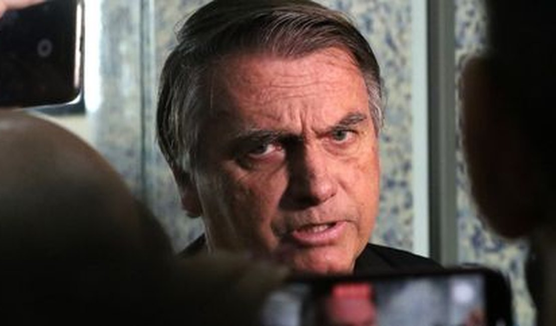 Moraes dá 48h para Bolsonaro explicar estadia na embaixada da Hungria