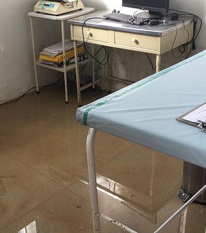 Chuva alaga posto de saúde em Fernão Velho e atendimento é suspenso