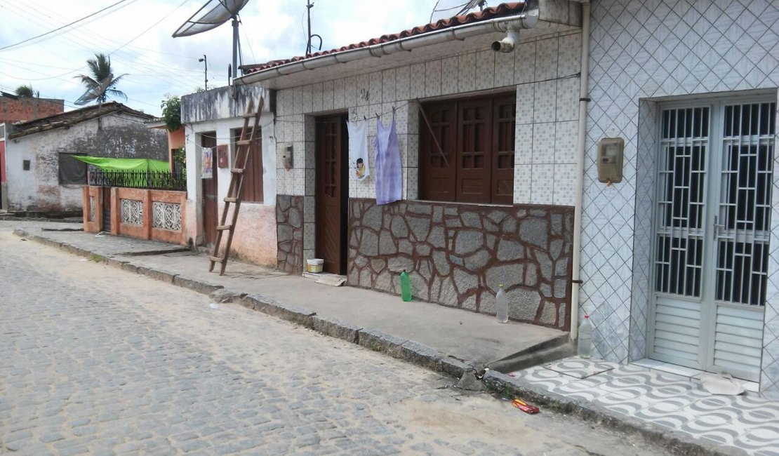 Casas de Porto Calvo ficam ‘enfeitadas’ com garrafas PET
