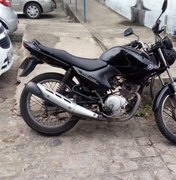 Agentes do Ronda no Bairro localizam moto roubada em Jacarecica