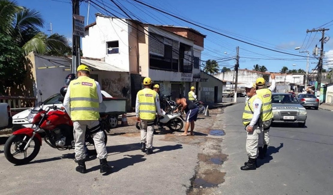 Ronda no Bairro aborda veículos e notifica motoristas no Jacintinho