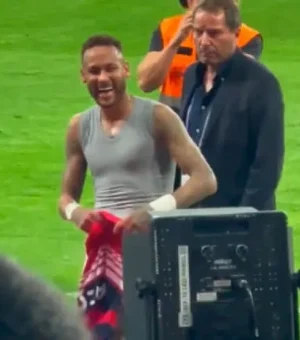 Neymar interage com humorista Ítalo Sena após jogo e 'geme' no ouvido de repórter