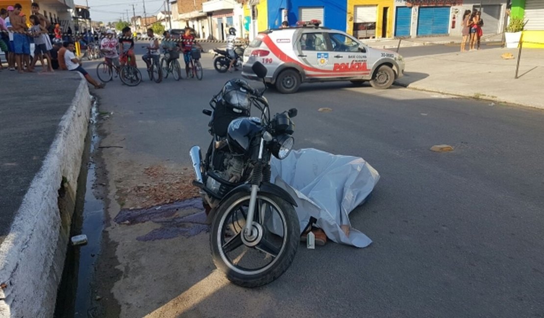Homem é assassinado com tiro na cabeça após descer de motocicleta