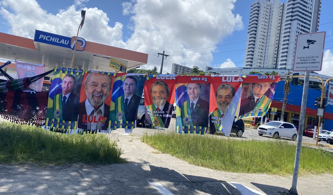 Ambulantes de Maceió lucram com polarização entre Lula e Bolsonaro