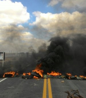 Índios bloqueiam rodovias estaduais e federais em Alagoas