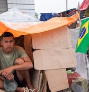 Sem dinheiro, venezuelanos acampam às margens de rodovia na fronteira do Brasil