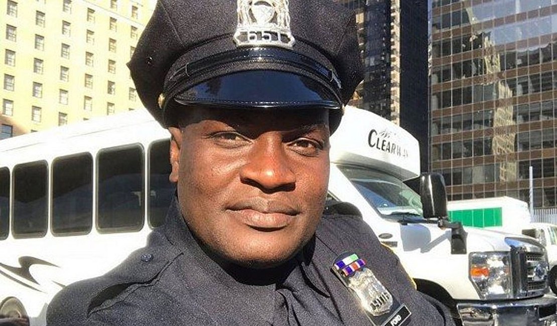 Mulher mostra ex-dançarino Jacaré com uniforme de policial no Canadá