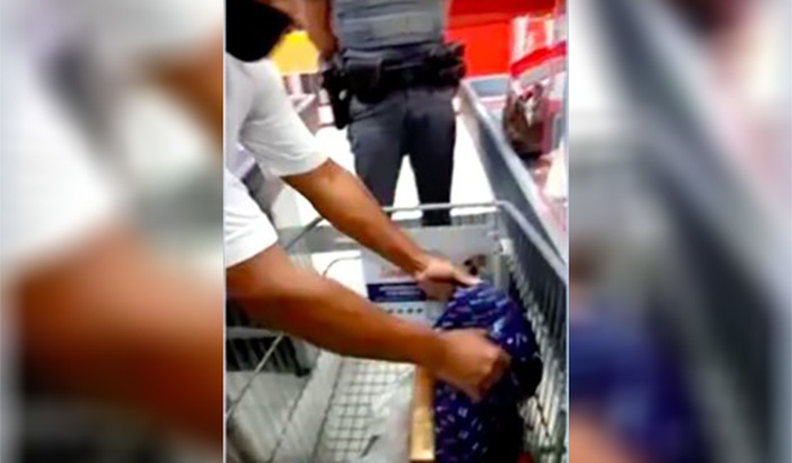 Supermercado obriga casal negro a esvaziar bolsa para revista e encontra Bíblia