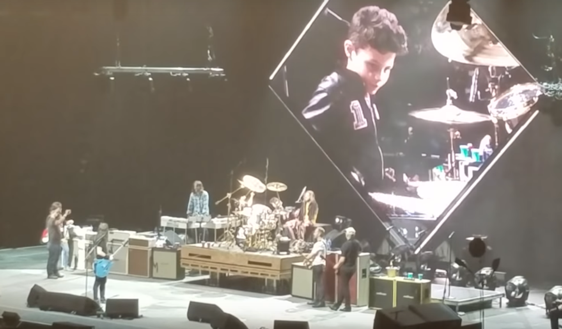[Vídeo] Garoto de 8 anos vira 'baterista' do Foo Fighters e se recusa a sair do palco