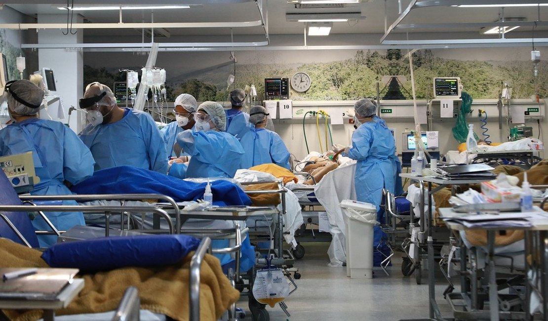 Número de jovens em UTIs choca médicos: 'Às vezes, chegam para falecer'