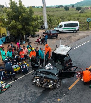 Colisão entre carros deixa jovem ferido e preso às ferragens no Sertão