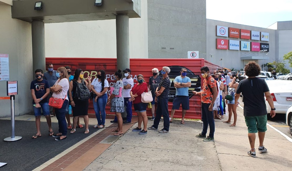 Shoppings de Maceió registram filas no primeiro dia de reabertura