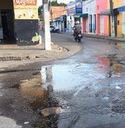 [Vídeo] Vazamento complica trânsito e gera desperdício de água em cruzamento de Arapiraca