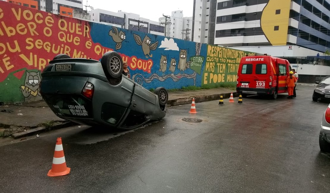 Motorista fica ferido após capotar veículo na Ponta da Terra, em Maceió