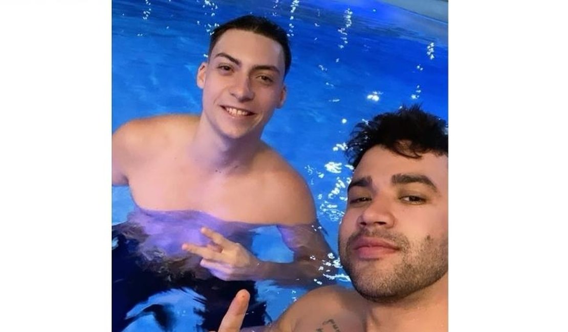 Gusttavo Lima e filho mais novo de Bolsonaro curtem piscina juntos