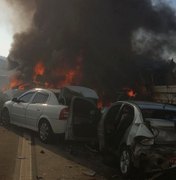 Engavetamento de mais de 30 carros provoca morte