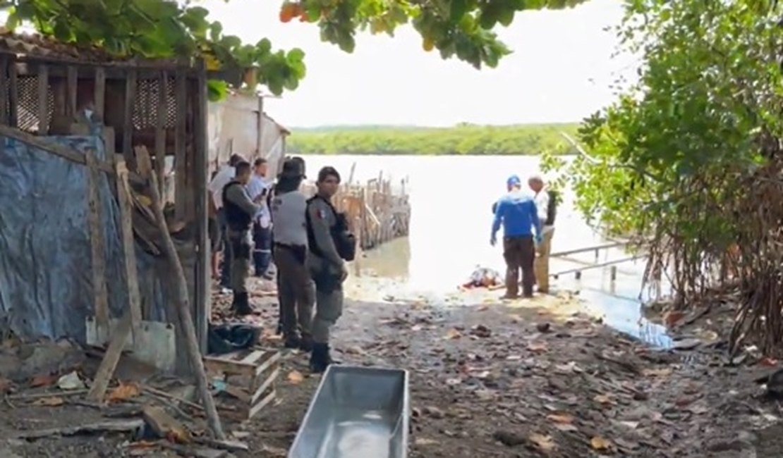 Cadáver é encontrado boiando às margens da Lagoa Mundaú na Favela do Peixe