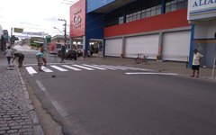 Moradores se unem e pintam faixa de pedestre no centro de Arapiraca 