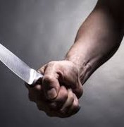 Agressor usa faca para golpear vitima nas costas, em Maceió