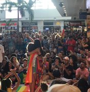 Manifestantes protestam contra transfobia em shopping de Maceió