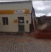 [Vídeo] Prédio de agência dos Correios desaba em Minador do Negrão